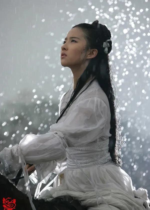 Liu Yifei old dawn pulls hand road to be exposed to the sun fully, sweet degree surpass Yang Mi Xu Kai, 