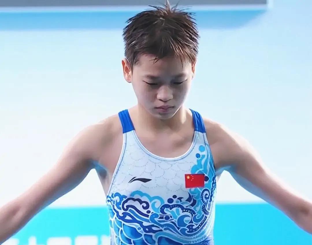 太可爱了！全红婵出现失误被何教练“眼神杀”，反应暖化网友的心