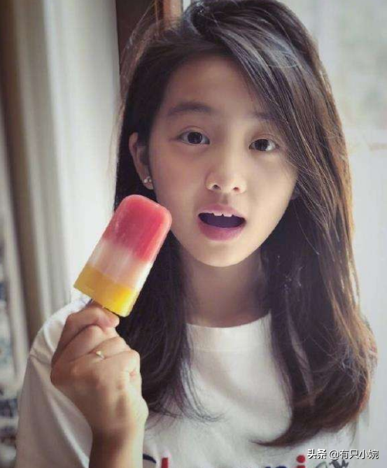 戚薇李承铉带女儿出街，5岁Lucky红发太抢镜，比