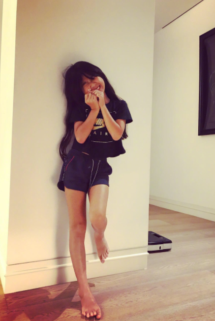 曹格女兒長大變女神！ 穿白衣短裙露小鳥腿，氣質溫柔被讚仙女下凡