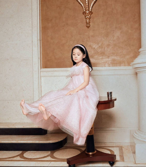 迪士尼五週年，星二代云集：孫莉女兒穿漢服，楊威曬雙胞胎姐妹花