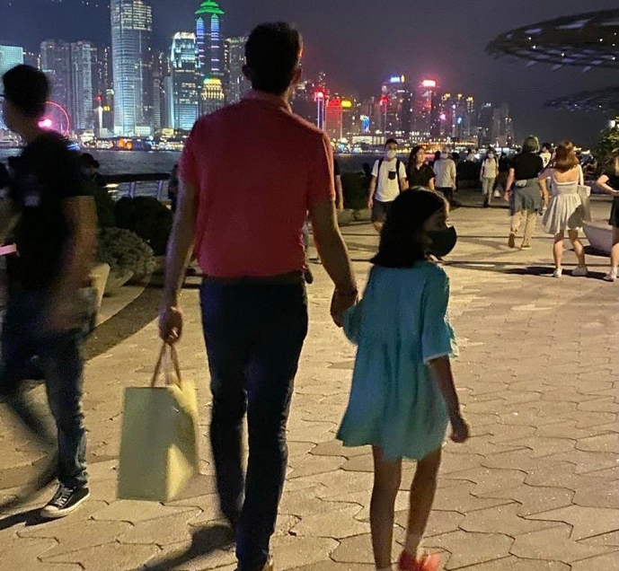 梁咏琪晒一家散步照，女儿快到母亲肩膀，侧颜鼻子高挺眼睫毛长