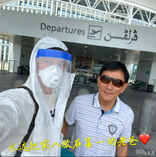 吴尊晒全家福为父亲庆生，75岁吴爸冻龄保养，孙子孙女画画送爷爷