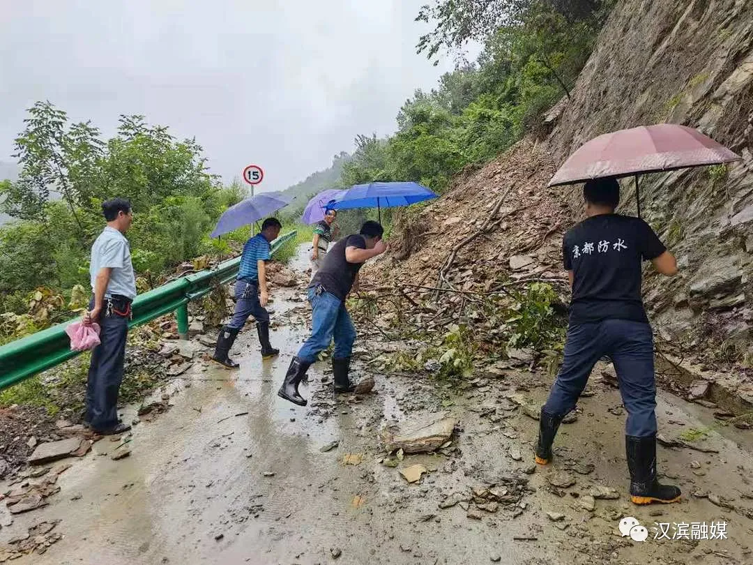 筑牢铜墙铁壁！汉滨千名党员干部奋战防汛救灾一线！