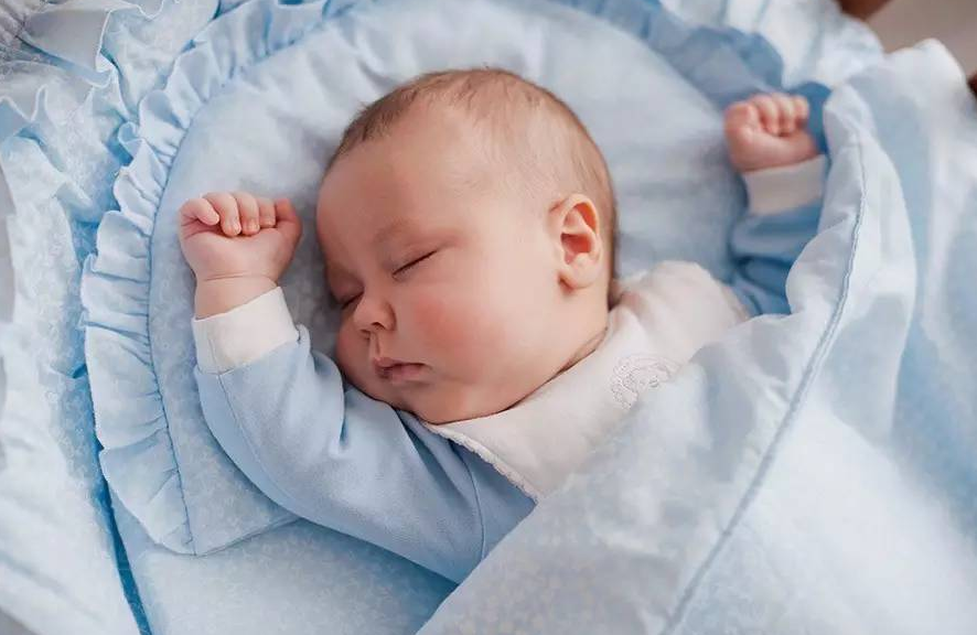 寶寶熟睡後總“滿床翻滾”？ 不是孩子活潑，或許是帶娃方式不恰當