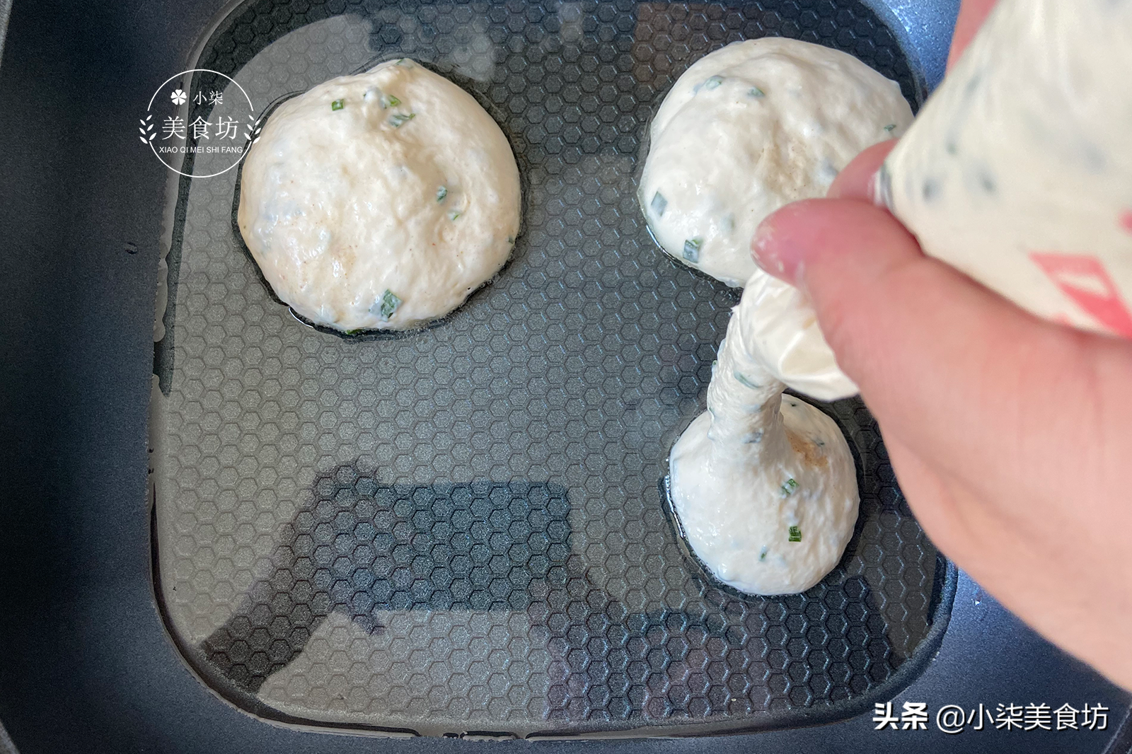 图片[9]-葱花发面饼原来很简单 手不用沾面 6分钟出锅 比油条简单好吃-起舞食谱网