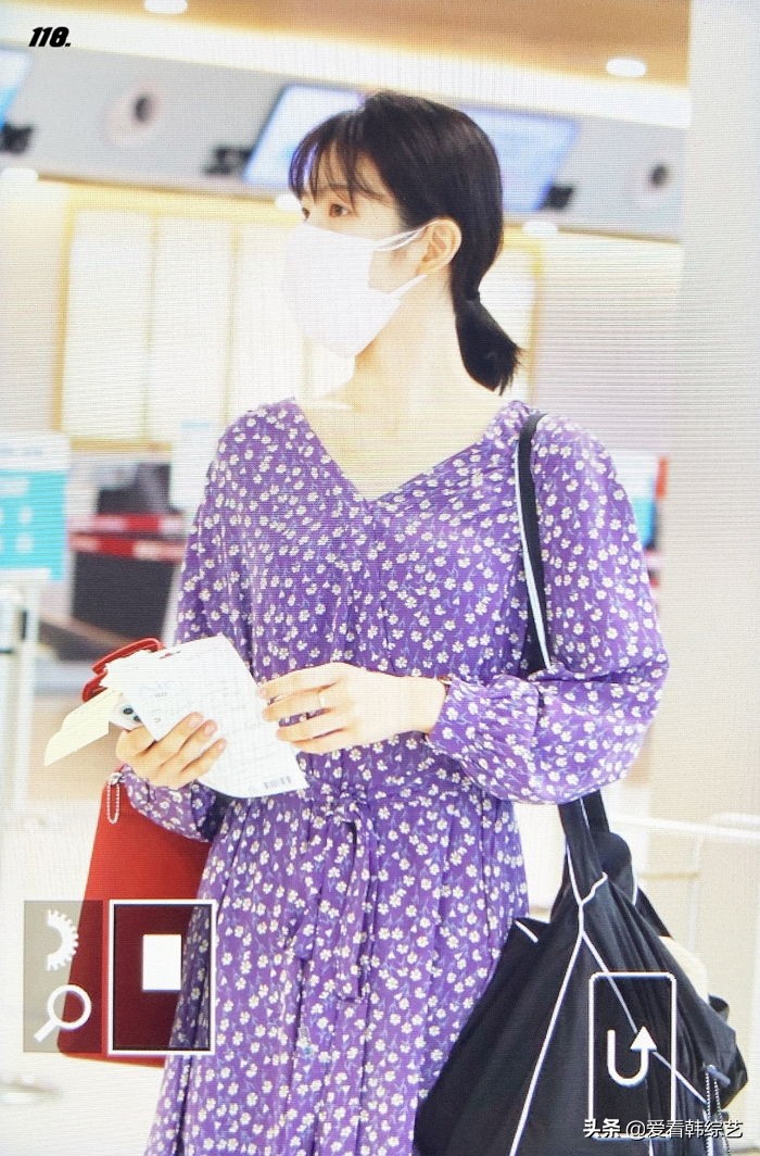 申艺恩身穿华丽连衣裙，展示少女般的气质，向