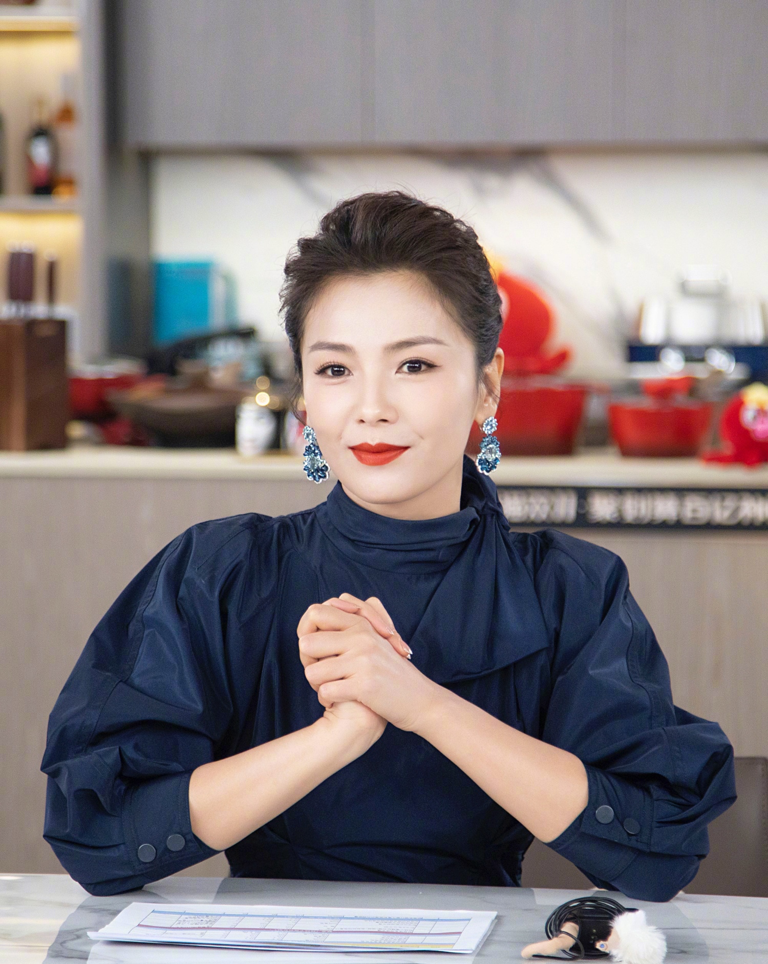 42岁刘涛晒婚纱照，腰围瘦到快比脸小，白纱却意