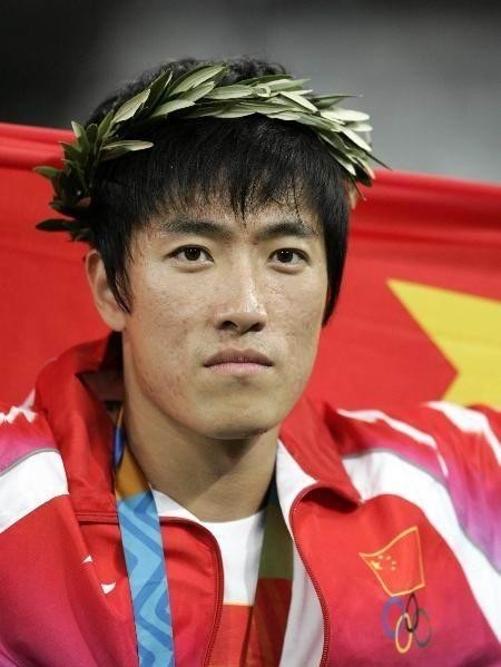 刘翔晒照庆38岁生日，紧搂二婚妻子贴脸秀恩爱！高雅餐厅彰显财力