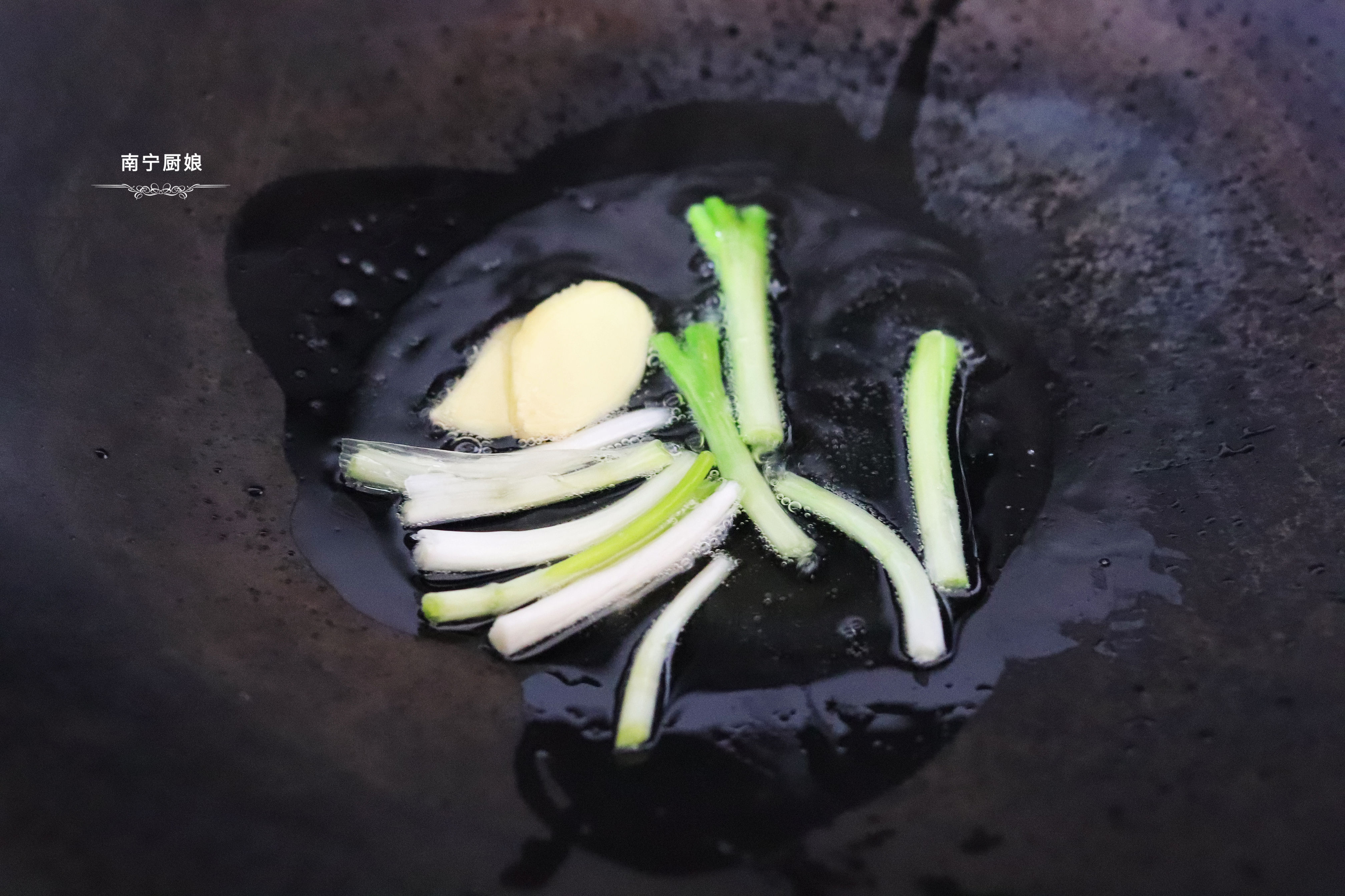 冬瓜虾仁白玉菇搭配一起煮汤，低脂营养又鲜美，喝一口就念念不忘