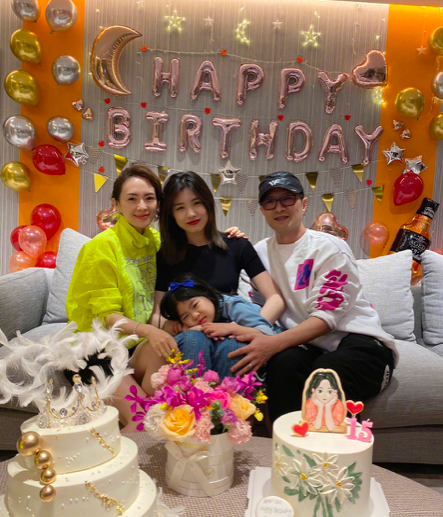 章子怡慶結婚6週年，和汪峰親暱依偎滿臉笑，大方自曝是繼女拍照