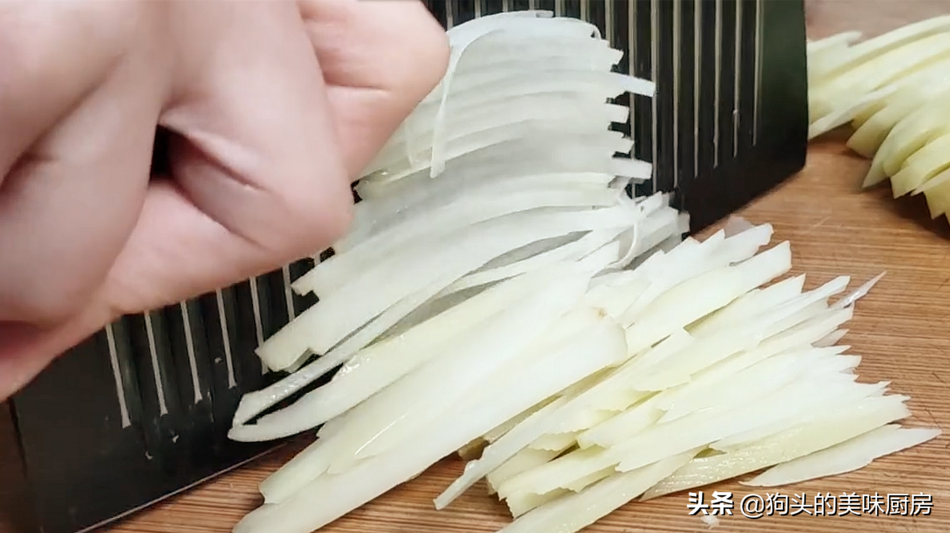 5個土豆，2個雞蛋，教你沒有吃過的做法，比肉還香，上桌就被掃光
