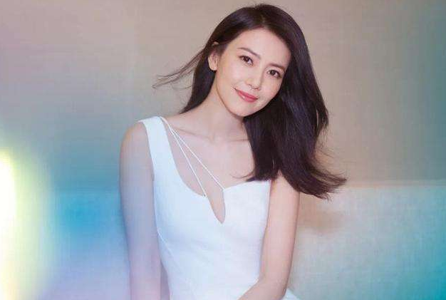 高圆圆赵又廷一家三口现身，双手抱女儿爱满满，蝴蝶结发卡超可爱