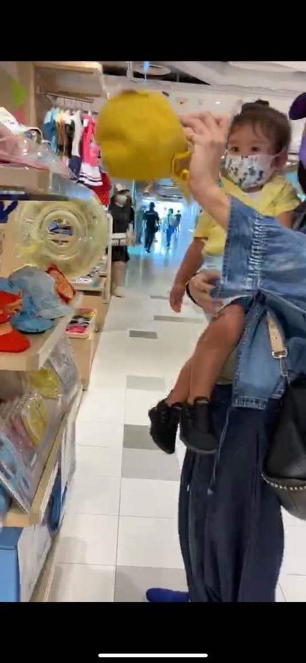 张柏芝抱小儿子超市购物，否认怀第四胎，自曝正式封肚不再生育