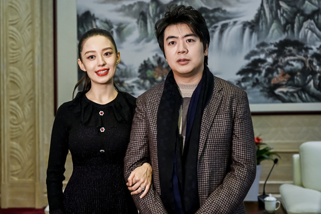 郎朗夸兩個(gè)月大混血兒子像云朵般可愛(ài)，讓他忍不住沒(méi)完沒(méi)了地親吻