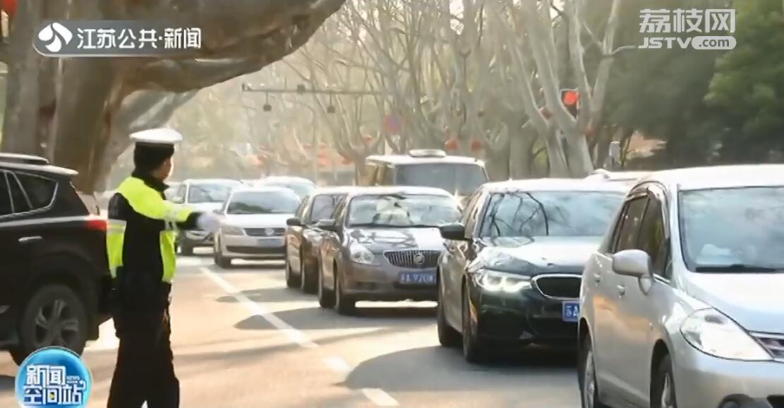 南京1600多个护学岗全部启动 孩子们纷纷向交警蜀黍问好
