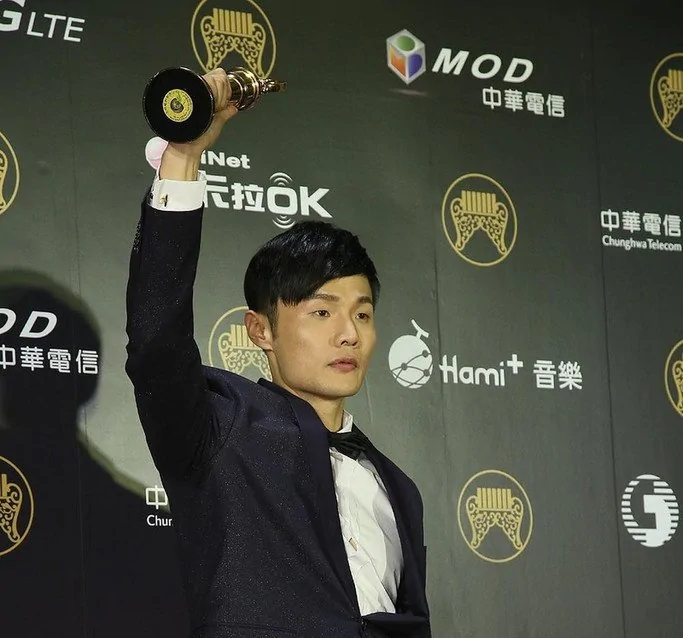 上一个像霍尊这样过河拆桥的，竟是李荣浩？