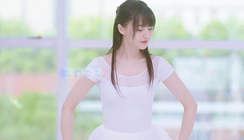 关晓彤穿白裙拍大片，初恋感爆棚却翻车，路人