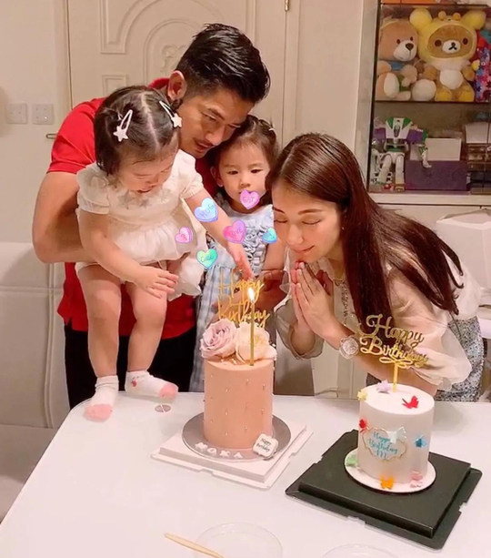 郭富城夫婦十指緊扣現身馬場，方媛全身名牌加持，望夫眼超有愛