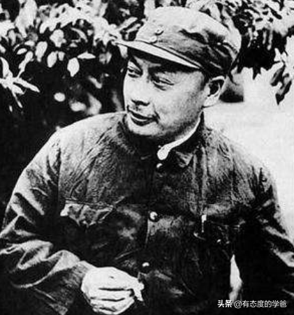 他是川军著名的悍将，因不愿打新四军被撤职，