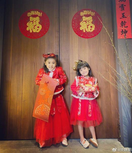 贾静雯晒好友团合照，咘咘戴眼镜仍难掩漂亮，小女儿却似不开心？