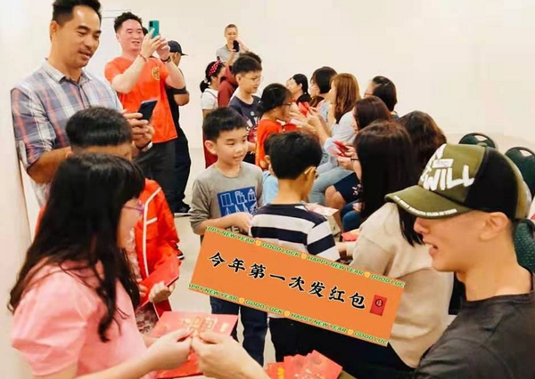 41 years old of Wu Zuntai can maintain! Wear recreational outfit to follow classmate group photo too handsome, complete unlike one generation person