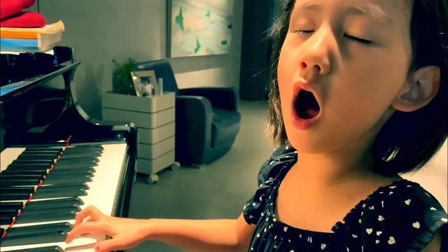 黄磊二女儿弹唱咏叹调，妹妹一本正经表演，表情严肃又好笑