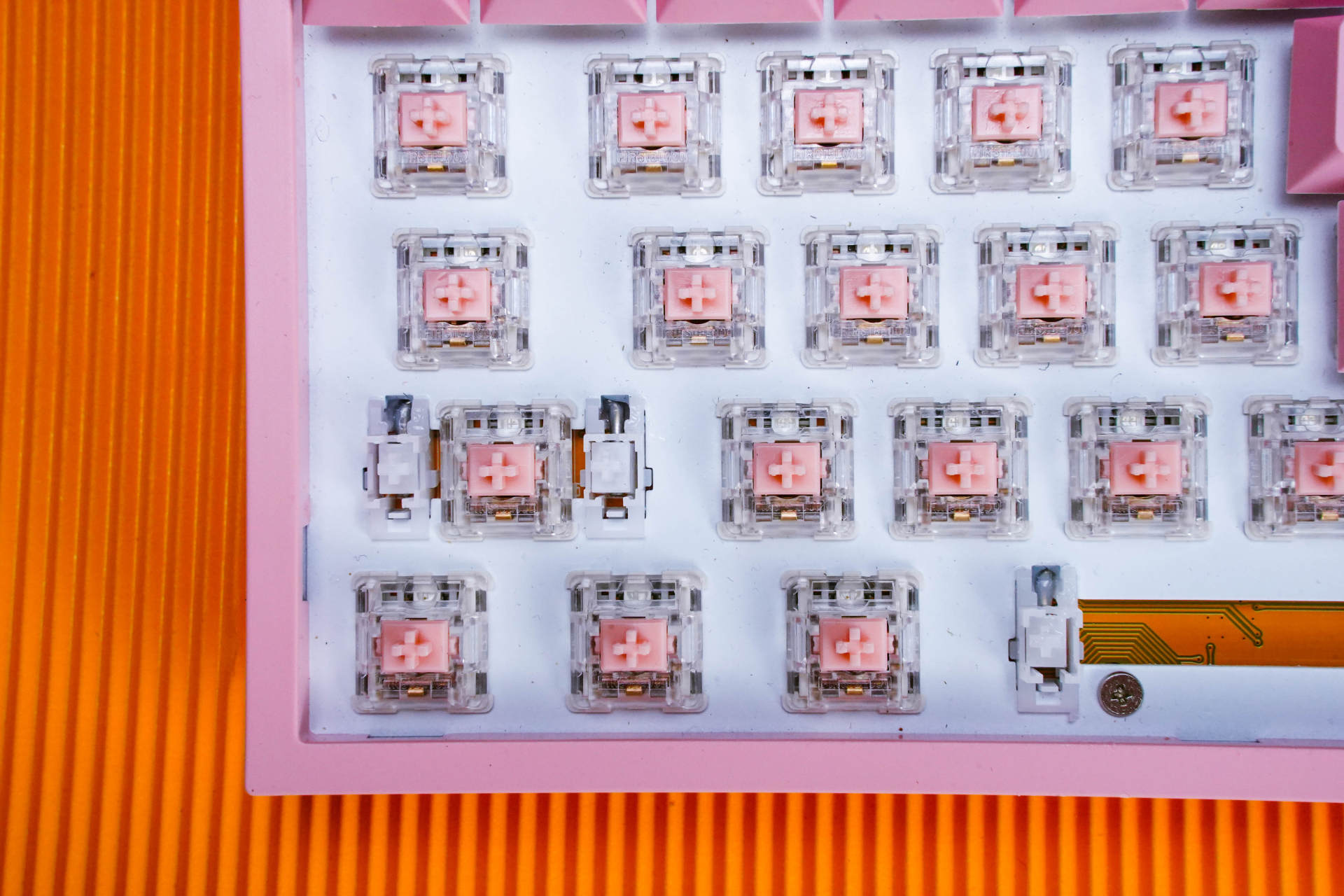 每个女生都有公主梦，送老婆个粉色黑爵K620T双模机械键盘做礼物