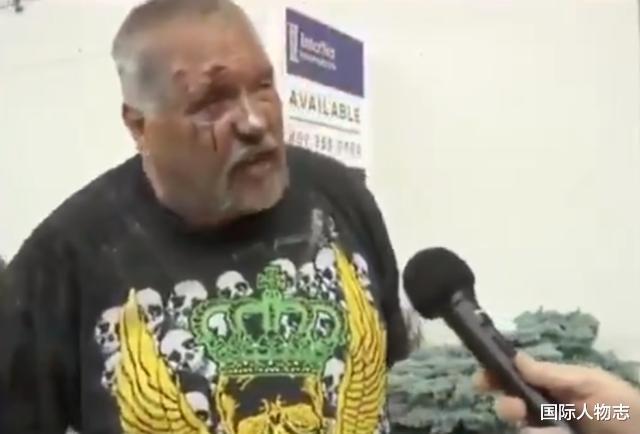 美国白人男子用弓箭瞄准黑人，箭还没射出去就