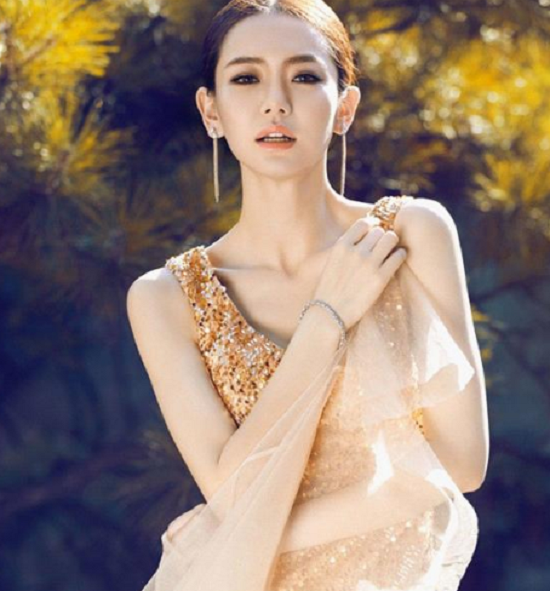 杨丽萍发布视频被网友评论怒怼！霸气的戚薇发文回怼，不愧是戚哥