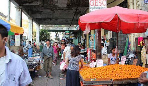 看上一位缅甸姑娘，问她70块钱能干嘛？她害羞的