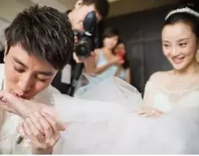 李小璐近照被曝出，颜值与以前差异大，皮肤黝黑面部僵硬