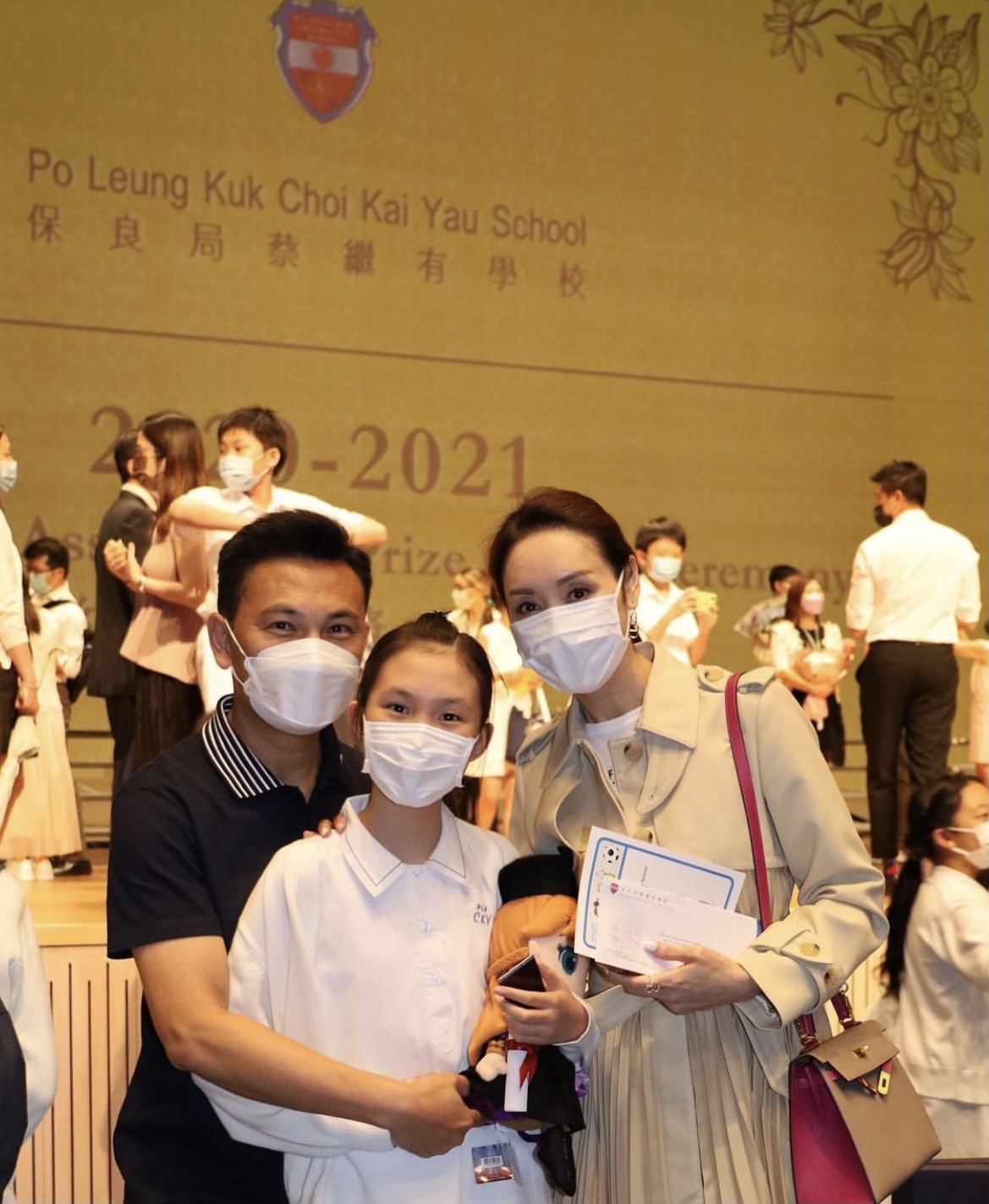 郭可盈女儿小学毕业，连夺三年学科冠军，全家出席毕业礼倍感自豪