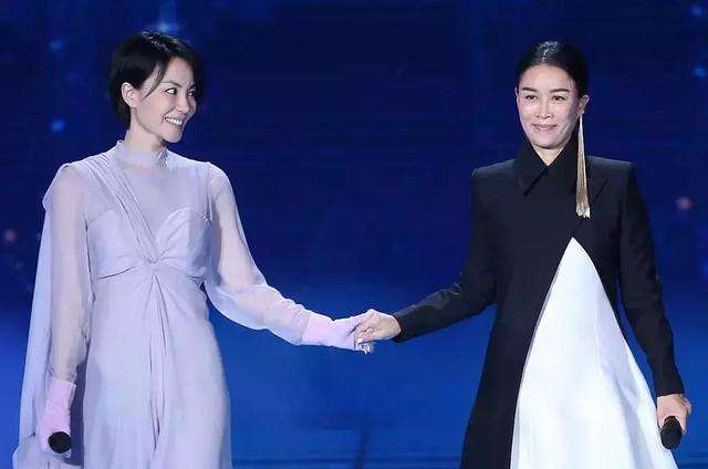 王菲综艺感十足，给那英取外号？王菲：那大傻