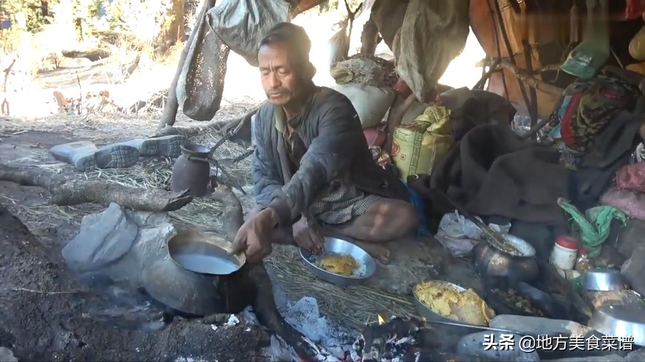 尼泊尔山区牧民特意用大米饭招待我，为表示感谢送他2000卢比