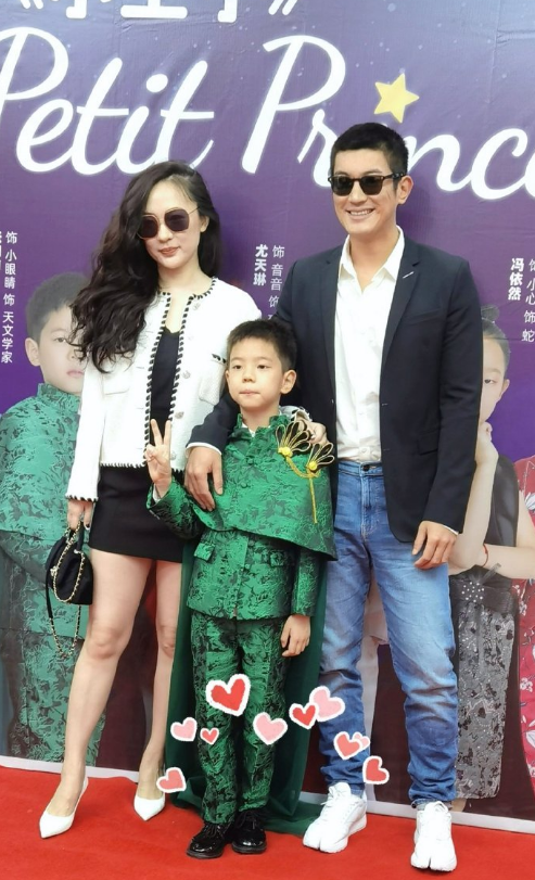 杜江夫婦看兒子慈善演出，嗯哼獲媽媽霍思燕鼓勵，對鏡比耶超自信