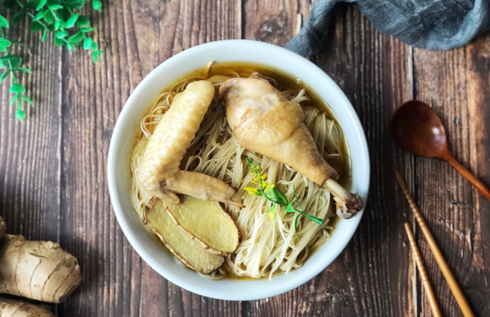 鸡肉也要吃得养生，教你在家做麻油鸡，看着就流口水