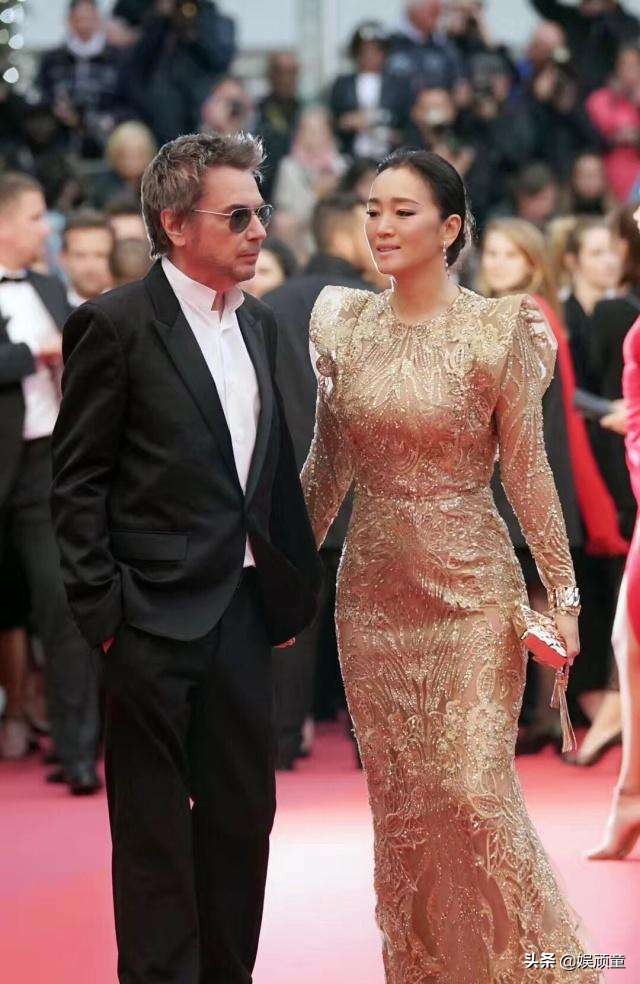 巩俐与71岁老公十指紧扣逛街，诡异地出现了第三