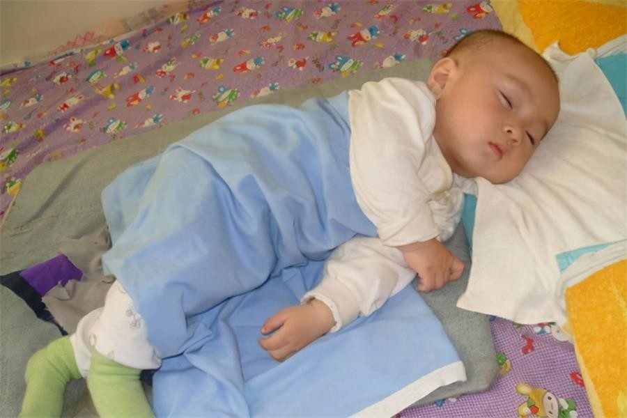 宝宝夜晚睡觉总是踢被子，未必就是热，孩子的“苦衷”妈妈得了解