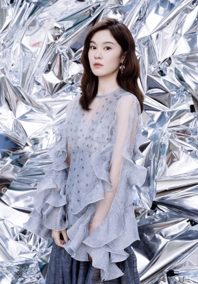 不想打安全牌，唱功与实力都在线，她的腿又出