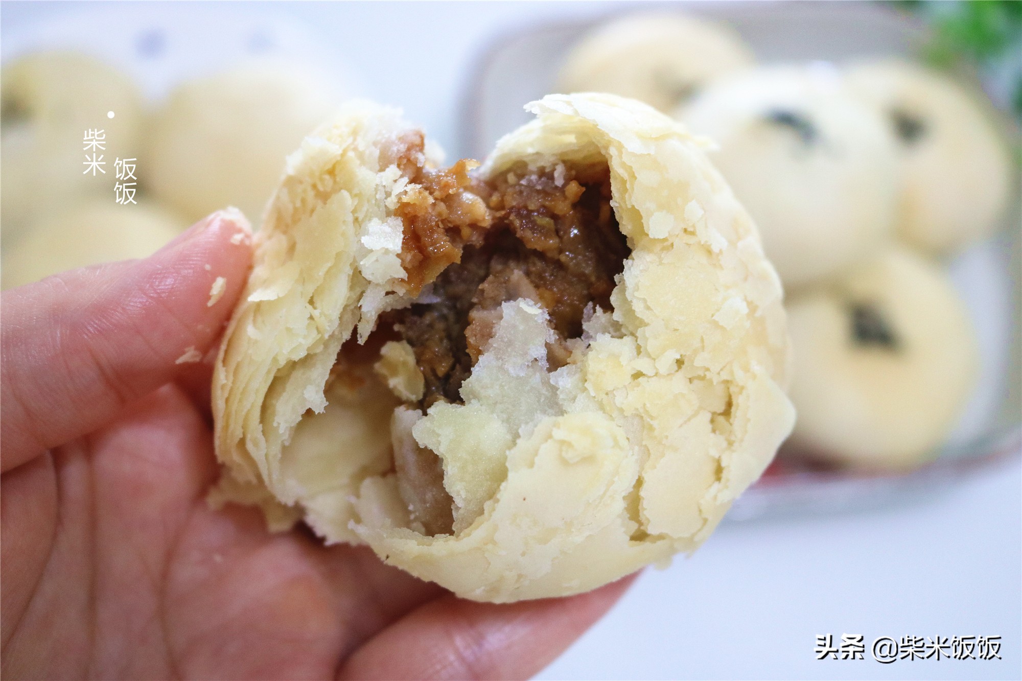 中秋节吃月饼，这个馅的太香了，香酥多层，咬一口还爆汁