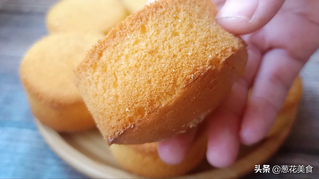 4個雞蛋1碗麵粉，教你自己在家做老式雞蛋糕，還是小時候的味道