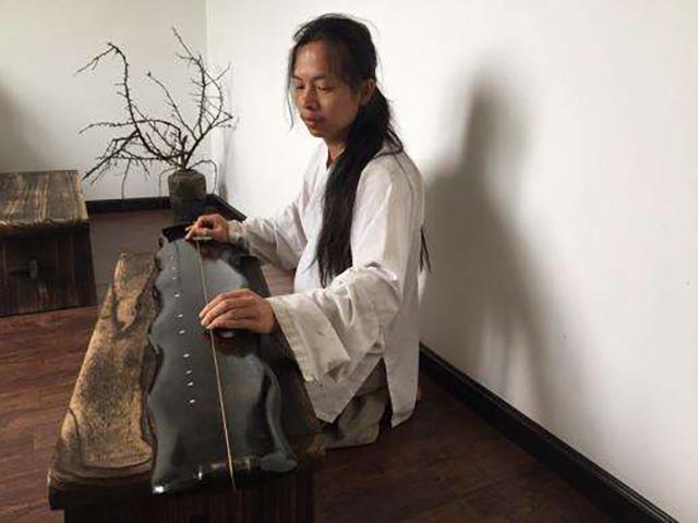 男子隐居深山8年，与漂亮女弟子结婚生娃，弹古