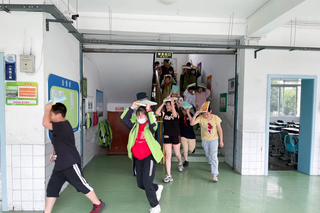 扎实演练 守护平安——双流区公兴小学2020年防震避险应急演练