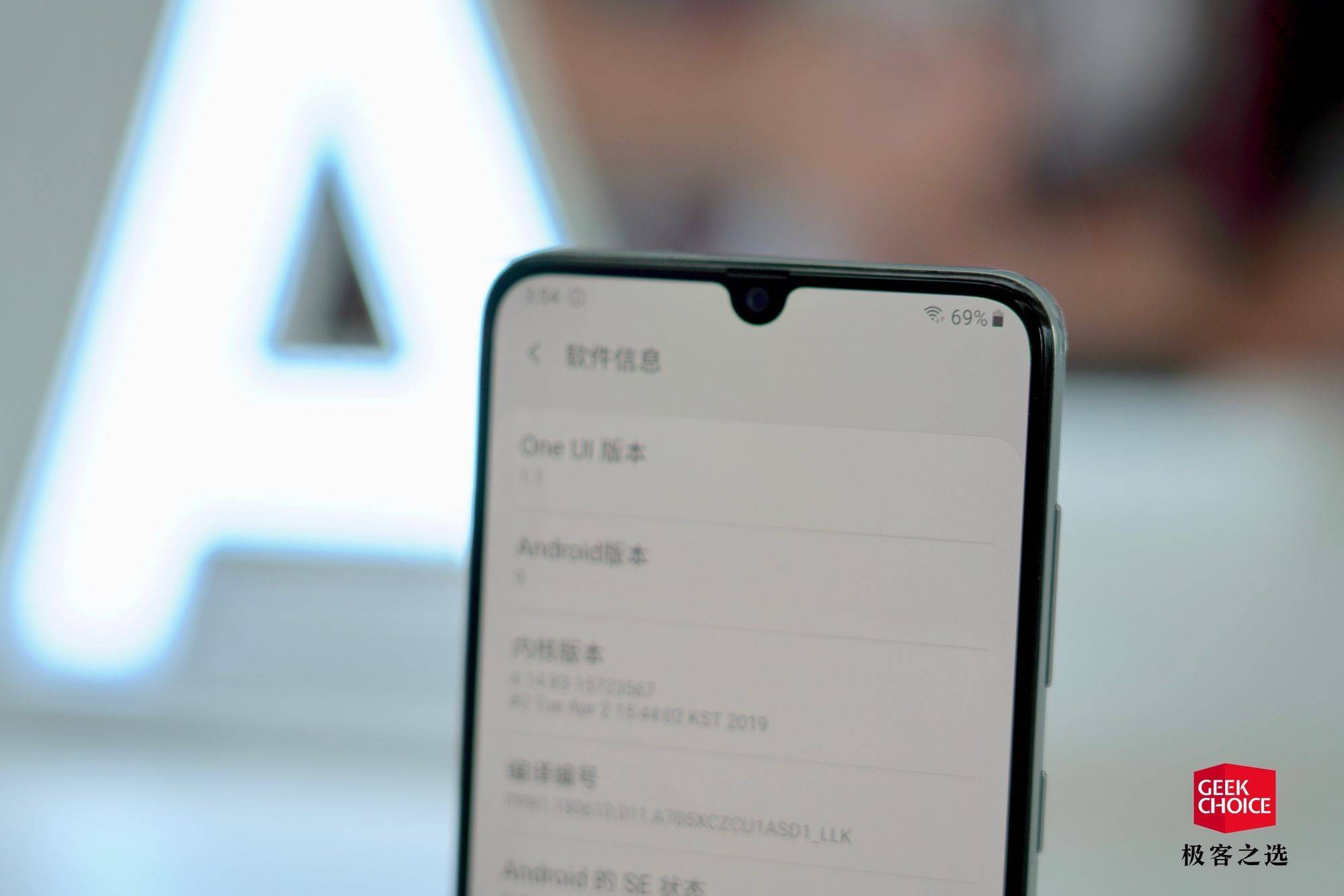 三星發布 4 款中端機型，升降攝像頭、水滴屏、打孔屏全都有