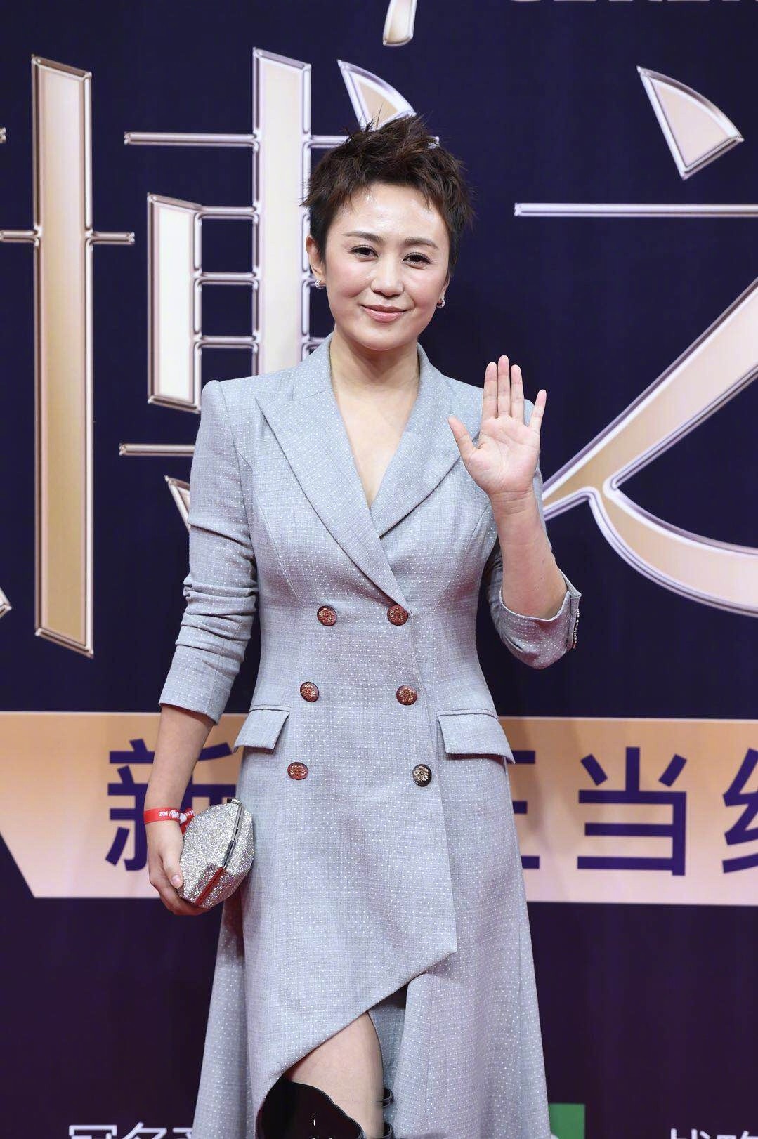 马丽不再扮“男人婆”，光腿穿西装裙走红毯，短发也挺有女人味的