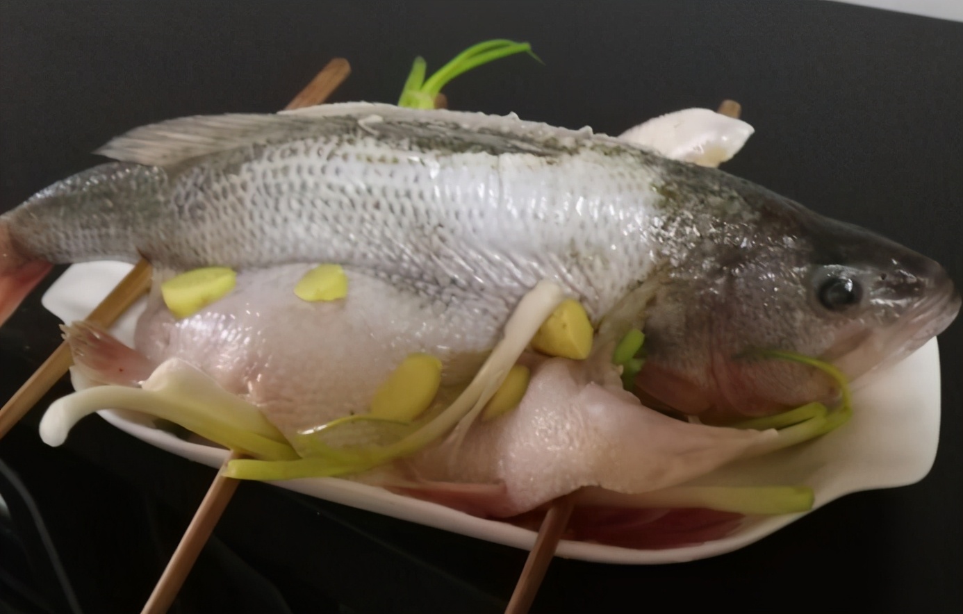 做清蒸鱸魚，牢記“4放2不放”，魚肉又鮮又嫩，沒有腥味，好吃