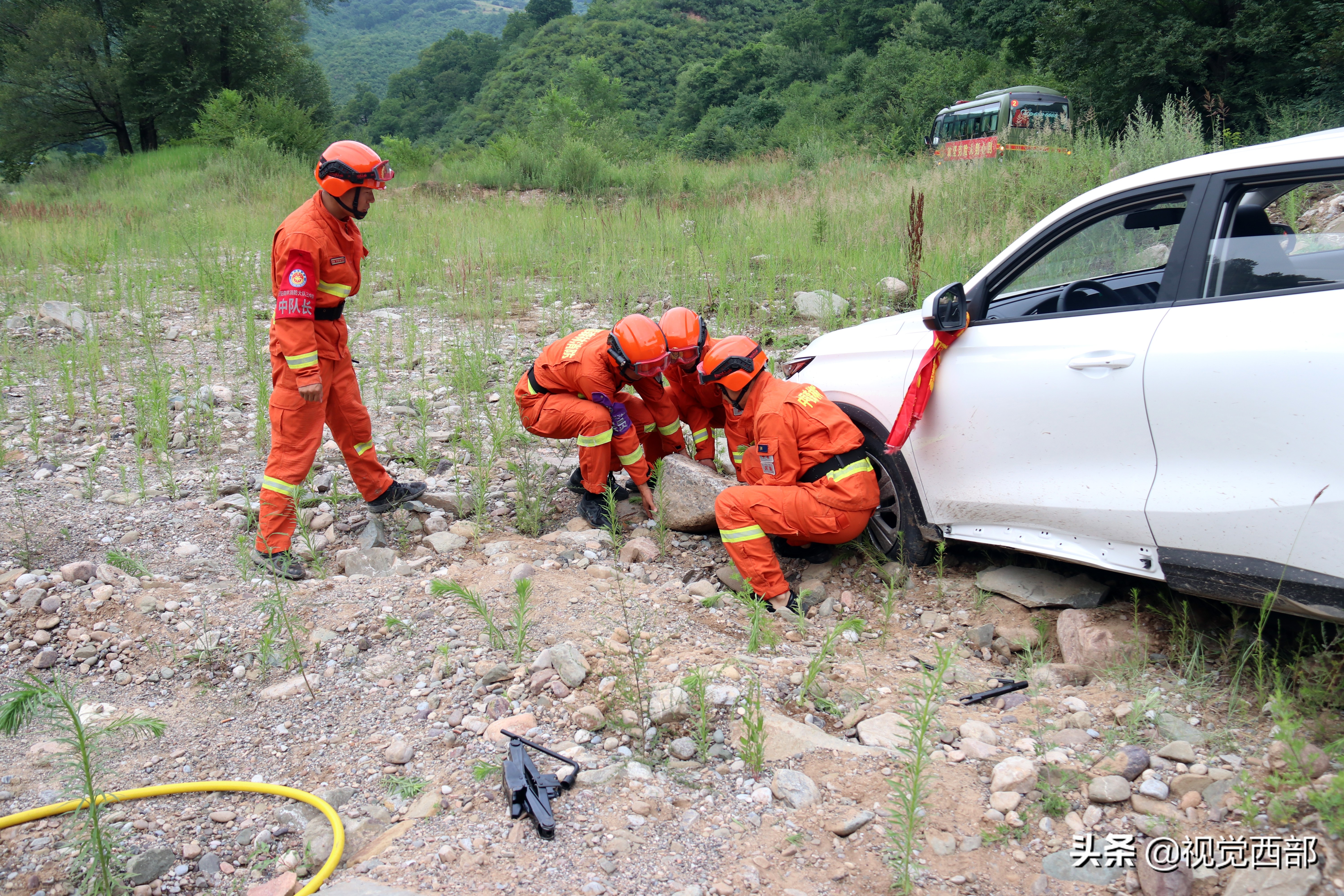 甘肃平凉：村民私家车深陷河沟，森林消防紧急救援