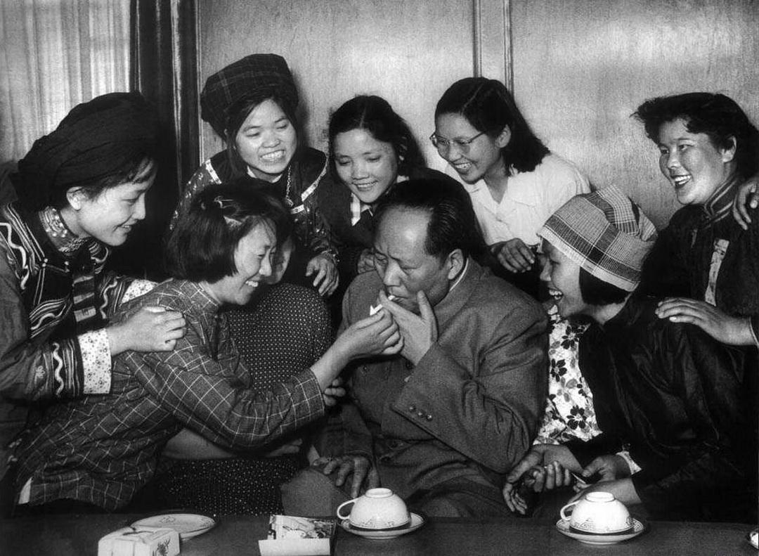 1957年，那個給毛主席點煙的女青年，後來怎麽樣了
