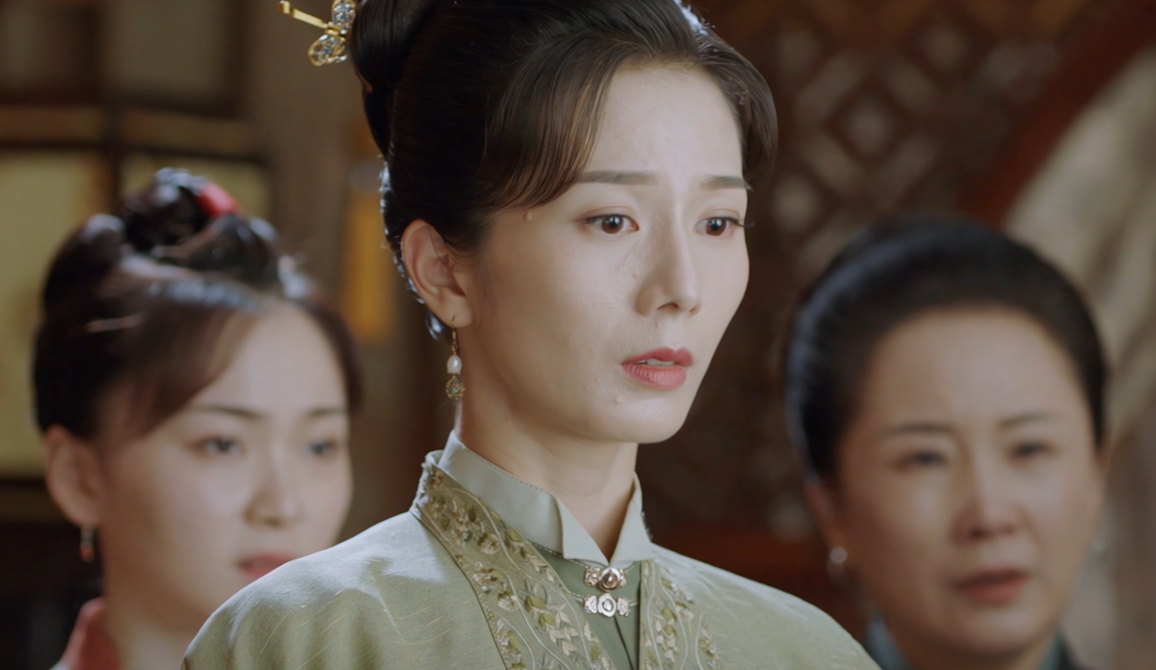 在《锦心似玉》中,项怡真可真是一个特别的存在,她是项家的独生女儿